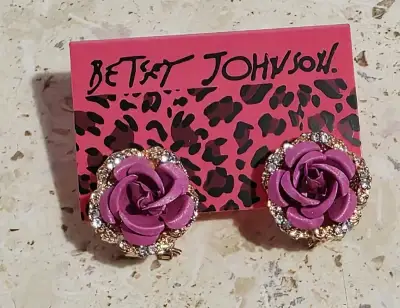 Naušnice růžičky zn. Betsey Johnson