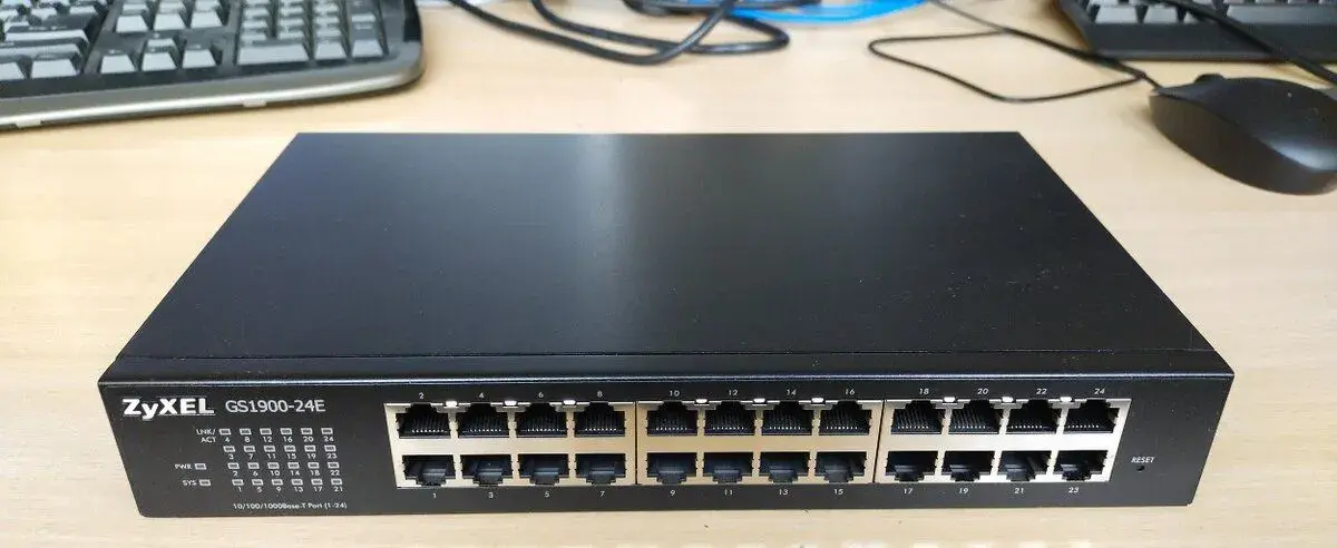 24 portový switch Zyxel GS1900-24E