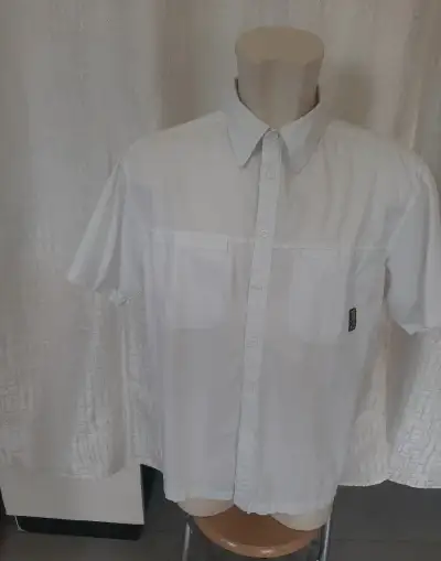 Bílá pánská košile s nápisem na zádech XL