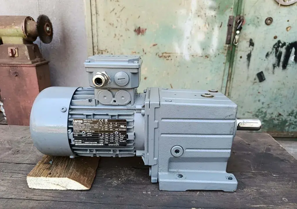 Elektromotor LENZE s přímou převodovkou