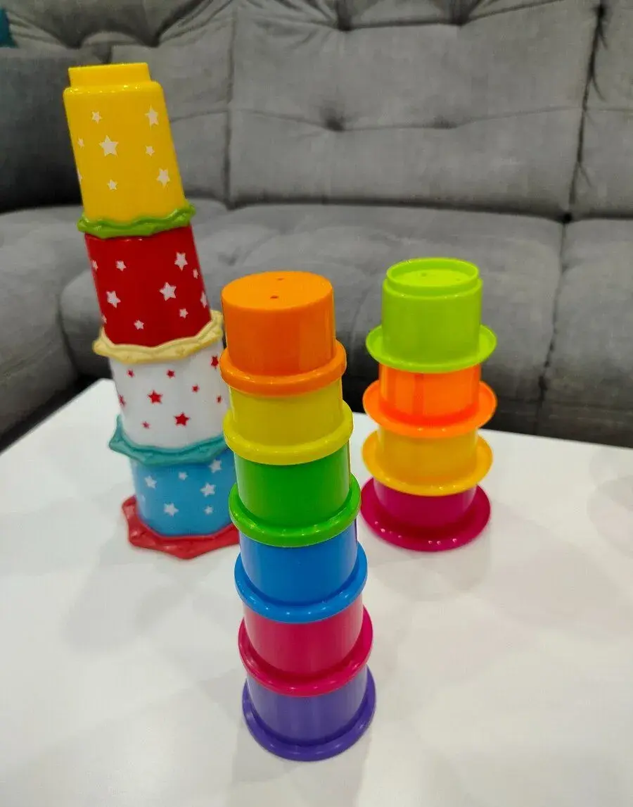 3x plastová pyramida z kelímků.
