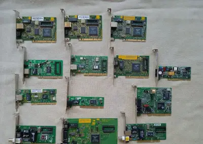 PCI síťové karty + vytáčené modemové karty.