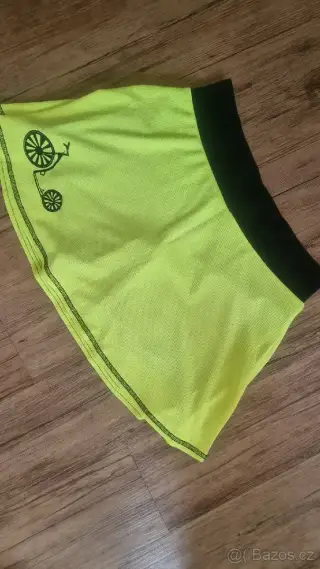 Sportovní sukně na koloběžku