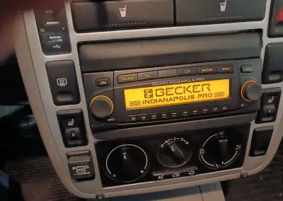 Autorádio Becker Indianapolis Pro (typ BE 7951) s žlutým/ora