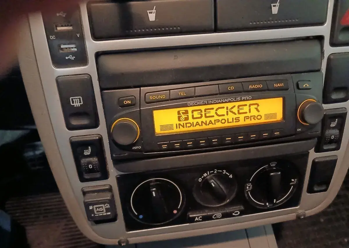 Autorádio Becker Indianapolis Pro (typ BE 7951) s žlutým/ora