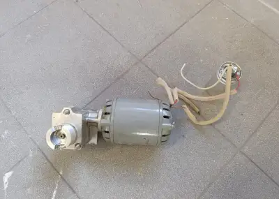 Motor s převodovkou ke grilu