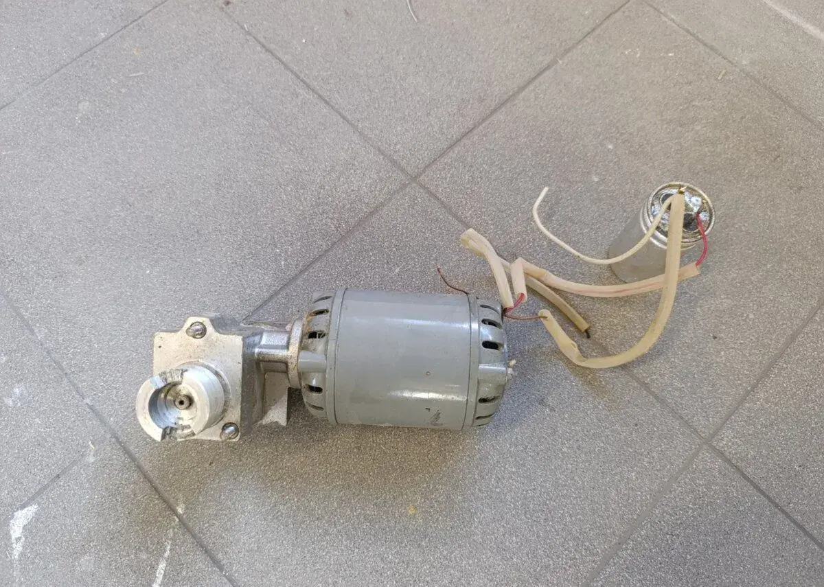 Motor s převodovkou ke grilu