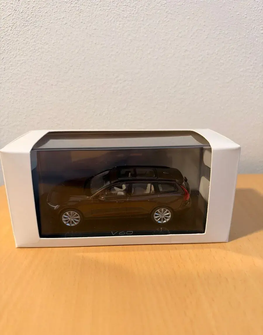 Volvo V60 1:43 Norev – sběratelský model, hnědá metalíza