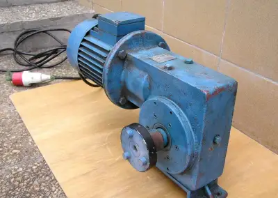 Masivní převodovka s motorem 380V/ 1,1kw/ 1410 ot.