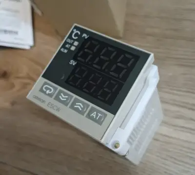 OMRON E5CW Digitální regulátor teploty