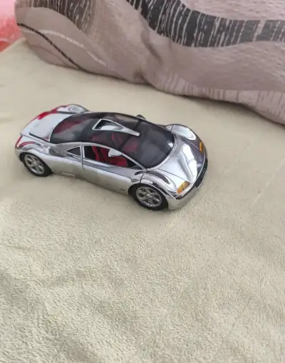 Kovové modely 1:18, 100% stav.