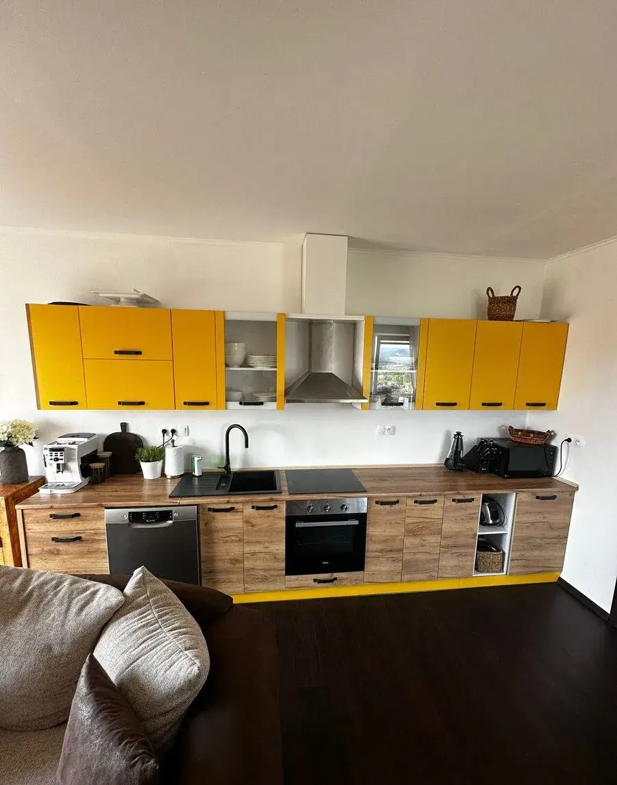 Moderní prostorná kuchyňská linka (404 cm) včetně spotřebičů