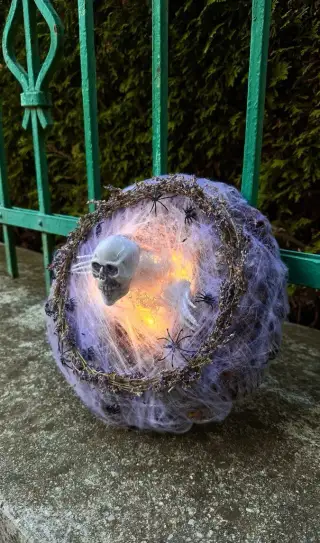 Halloween věnec s lebkou – ruční výroba 💀🕷️