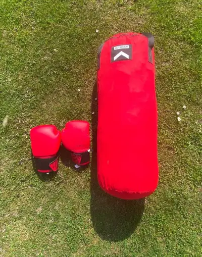 Boxovaví pytel a boxerské rukavice