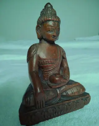 Dřevěný Buddha z Nepálu, ruční řezba, 15,5 cm, 40+ let