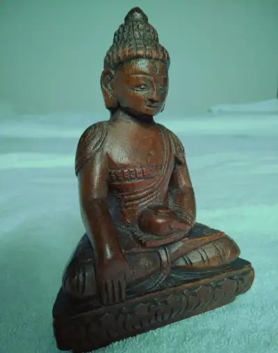 Dřevěný Buddha z Nepálu, ruční řezba, 15,5 cm, 40+ let