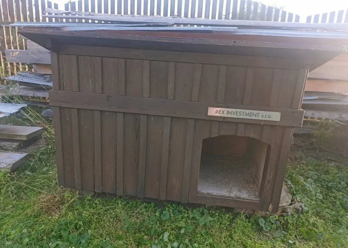 Krásnou zateplenou boudu na psa