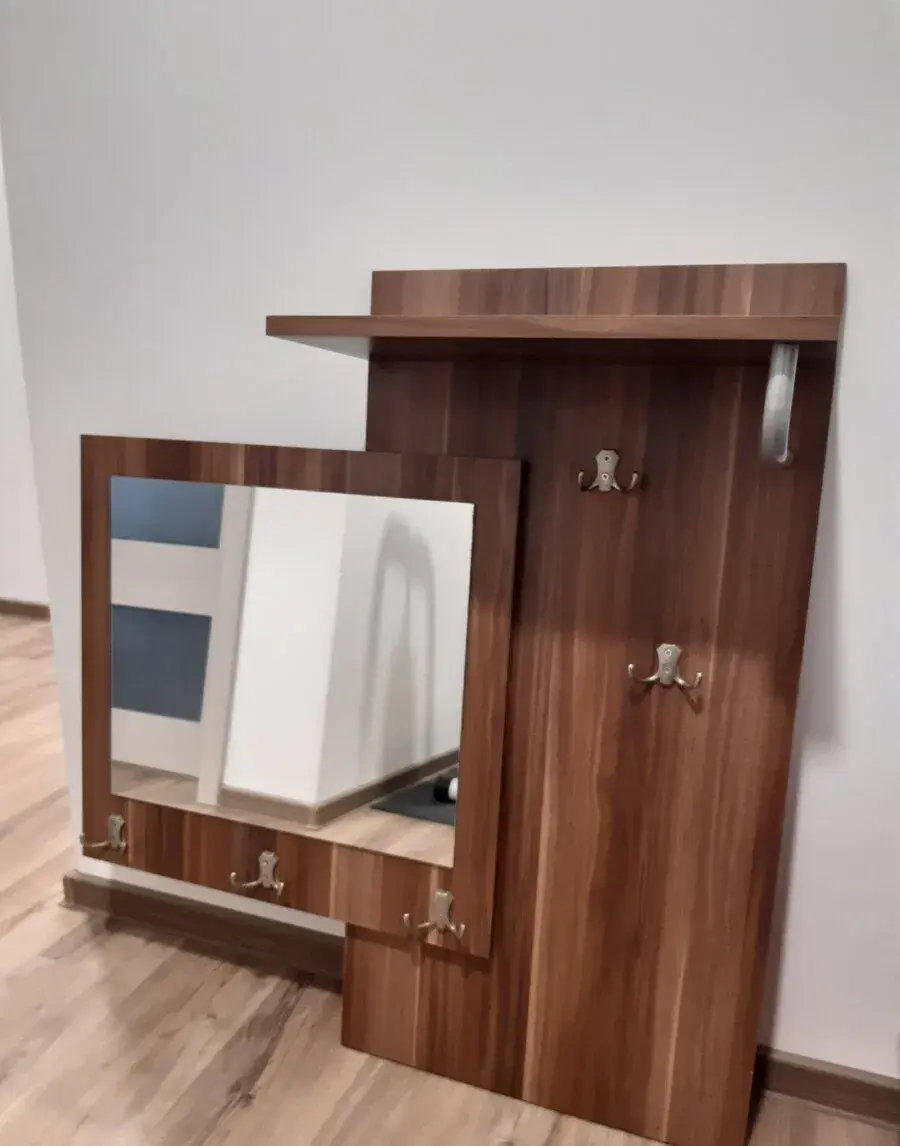 Předsíňovou stěnu s botníkem a zrcadlem.