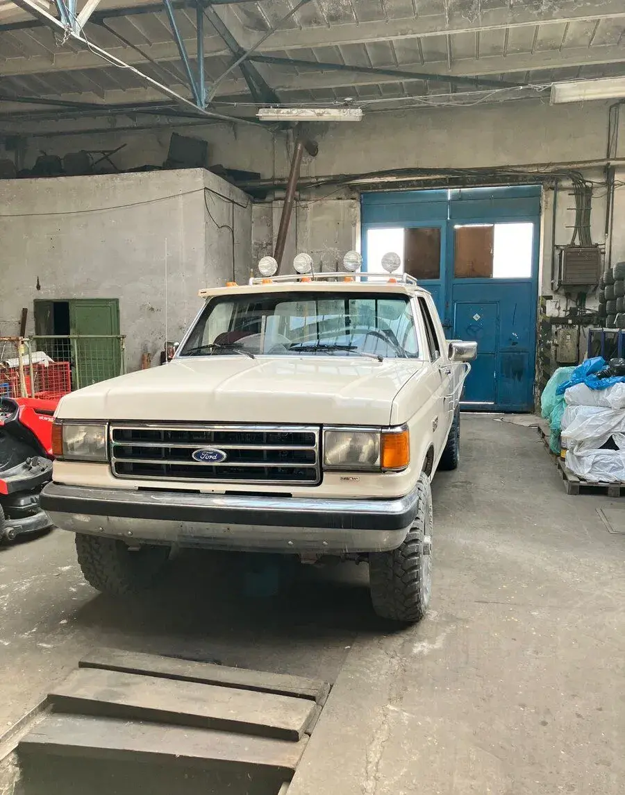 Ford F – 1990