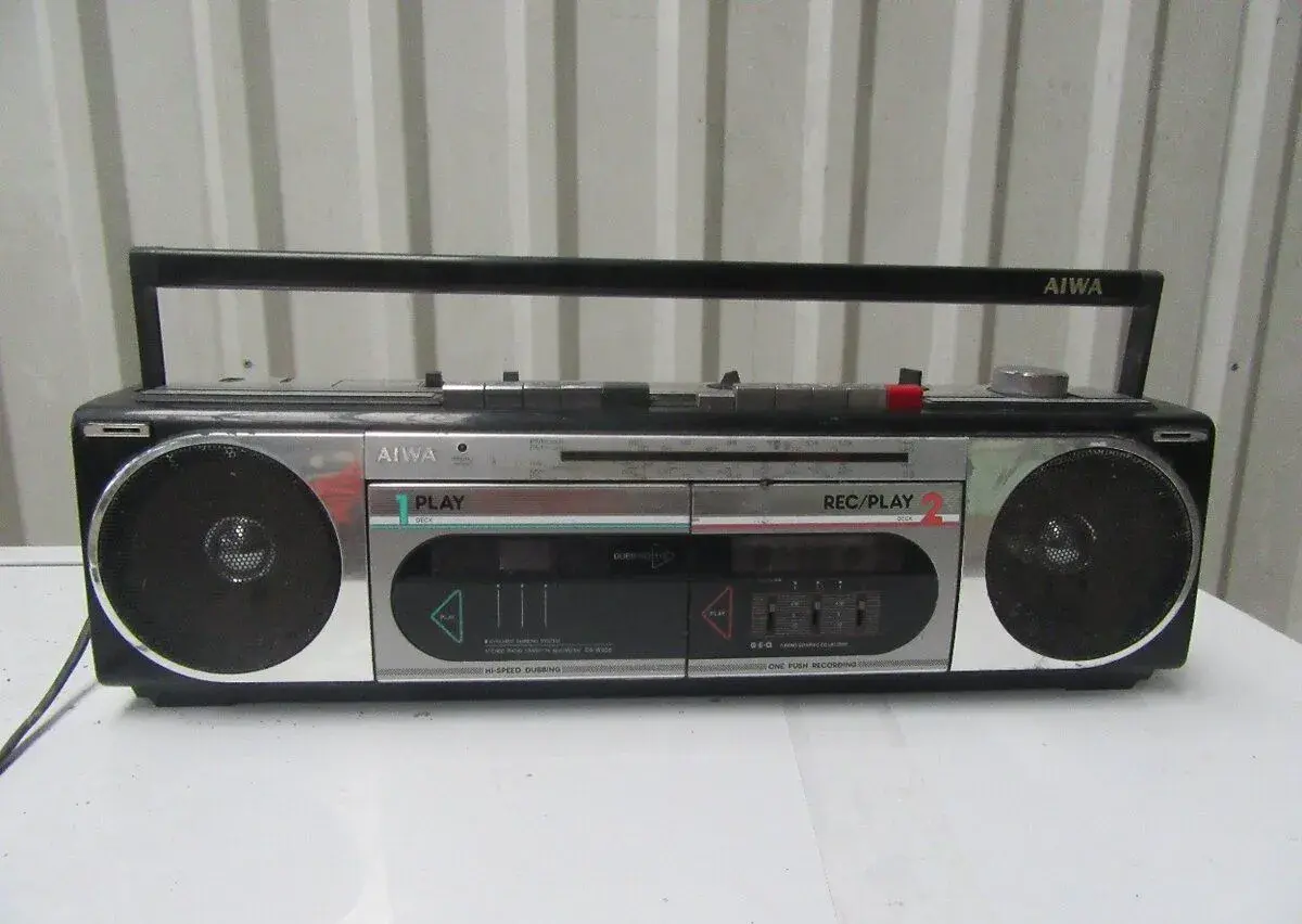 Retro Aiwa CS-W200V. Radio je funkční. Přehrávání MC