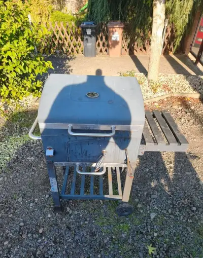 Zahradní gril na dřevěné uhlí (styl Jamestown Jaxon / Avenbe