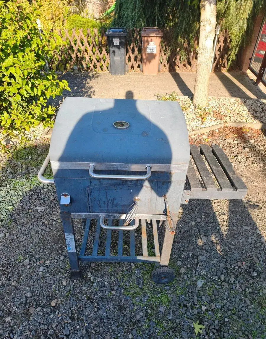 Zahradní gril na dřevěné uhlí (styl Jamestown Jaxon / Avenbe