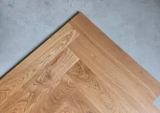 Dřevěná dubová podlaha stromeček rybí kost 93m2