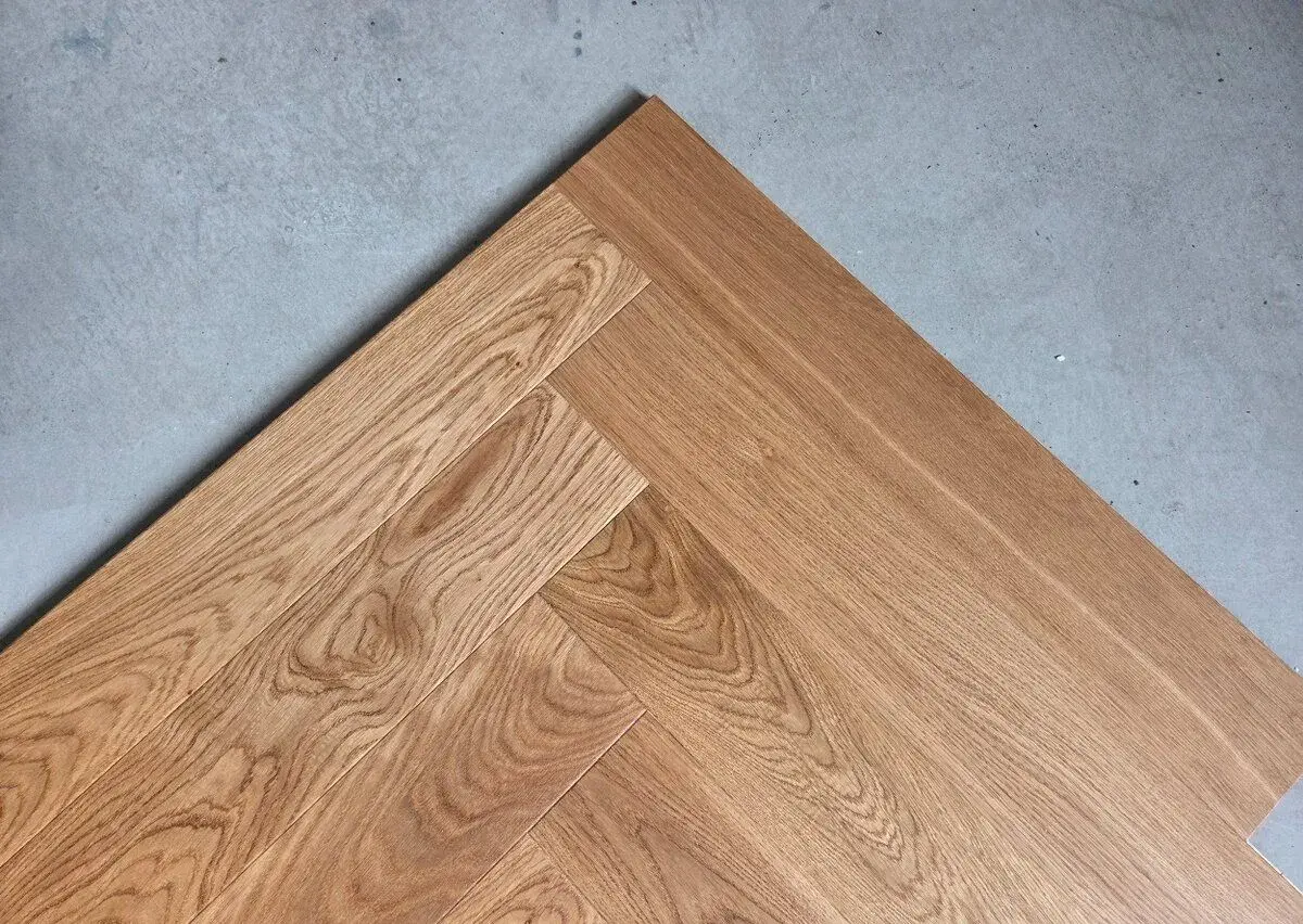 Dřevěná dubová podlaha stromeček rybí kost 93m2