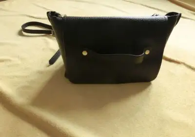 Černá minimalistická kabelka crossbody Zara basic