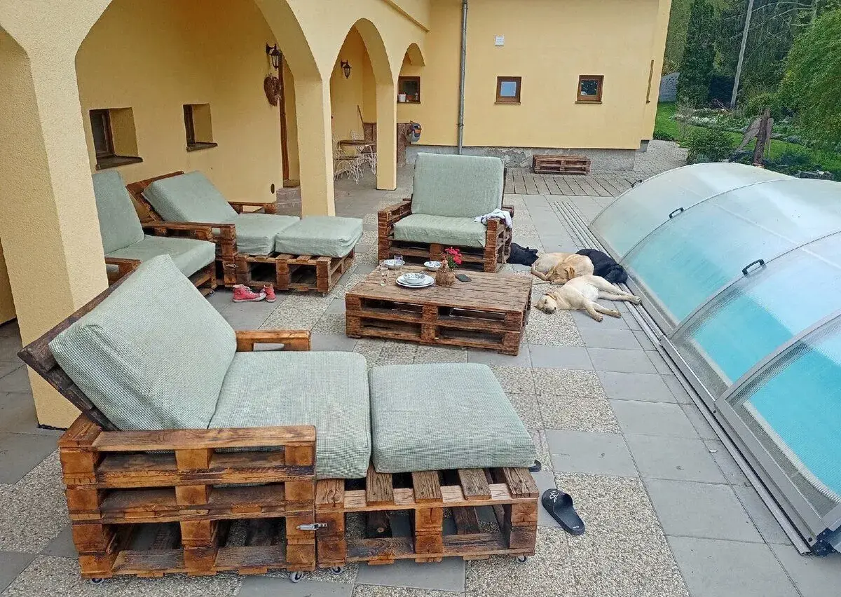 Zahradní posezení z palet – 4 křesla + stolek
