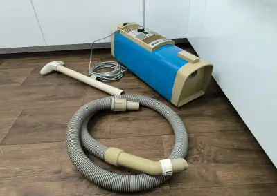 Retro modrý vysavač ETA 1-418 - 80. léta