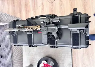 Airsoft zbraň a vybavení.