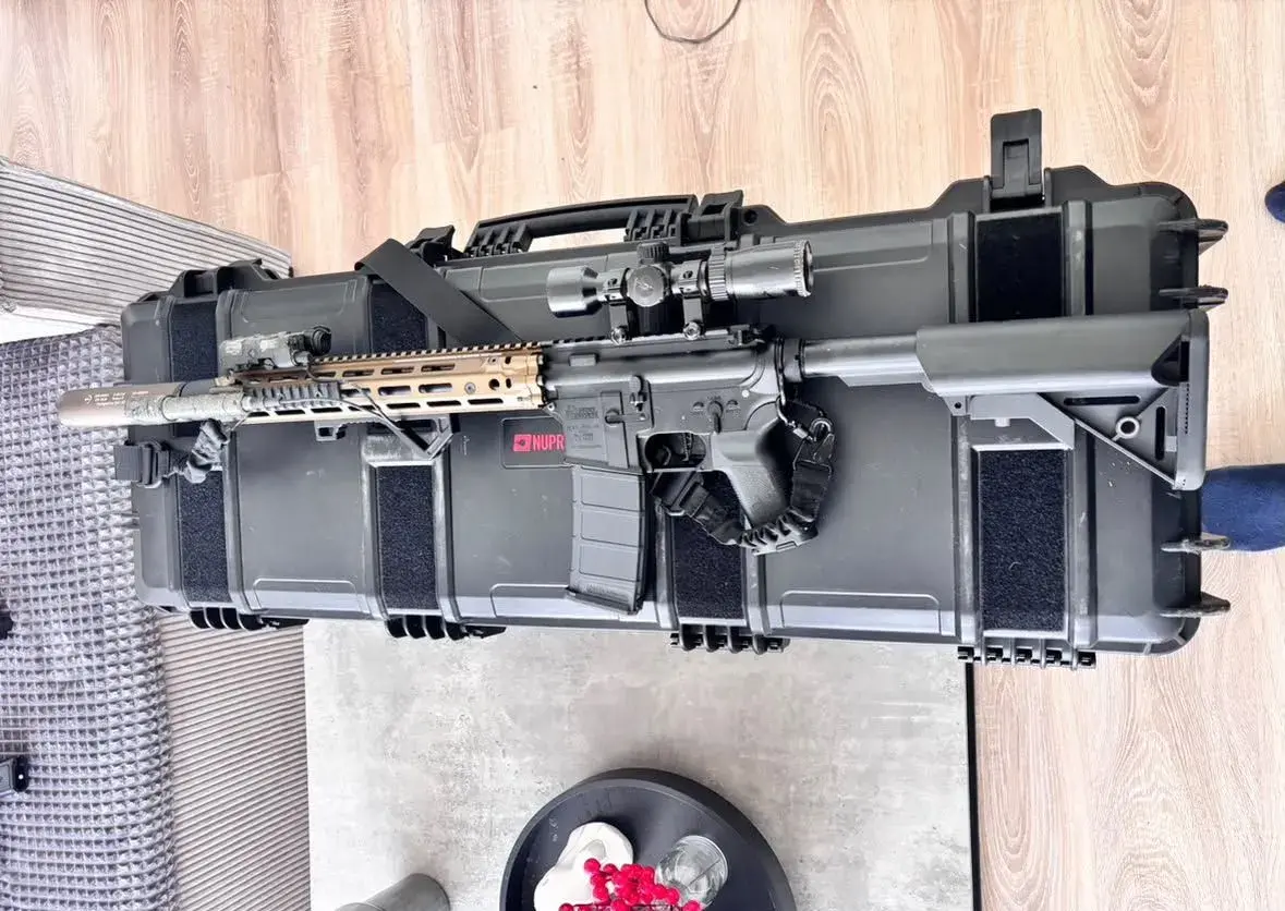 Airsoft zbraň a vybavení.