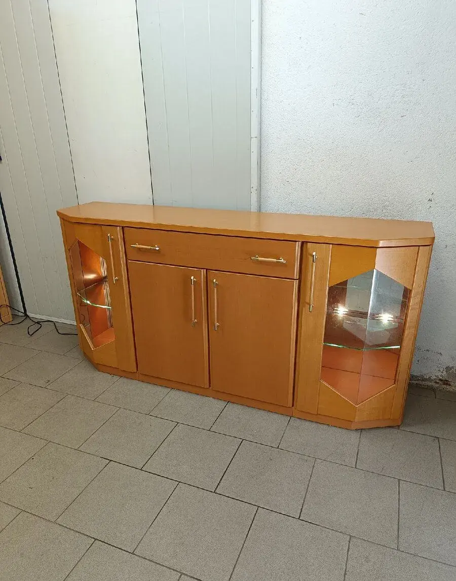Osvětlená komoda