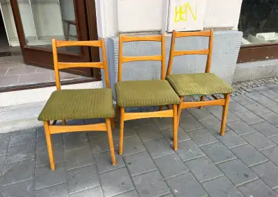 Dřevěné židle s potahem