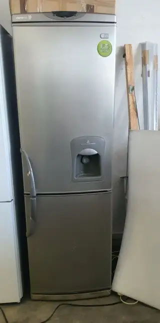 LG lednice s výdejníkem vody