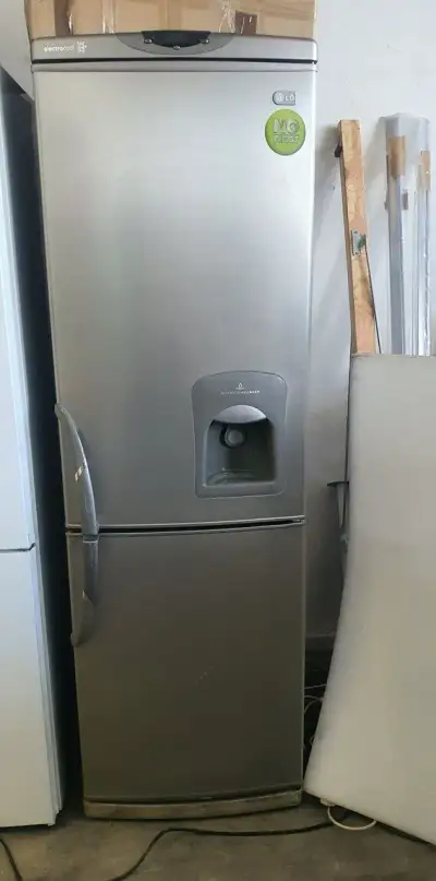 LG lednice s výdejníkem vody