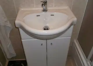 Koupelnová skříňka s umyvadlem.