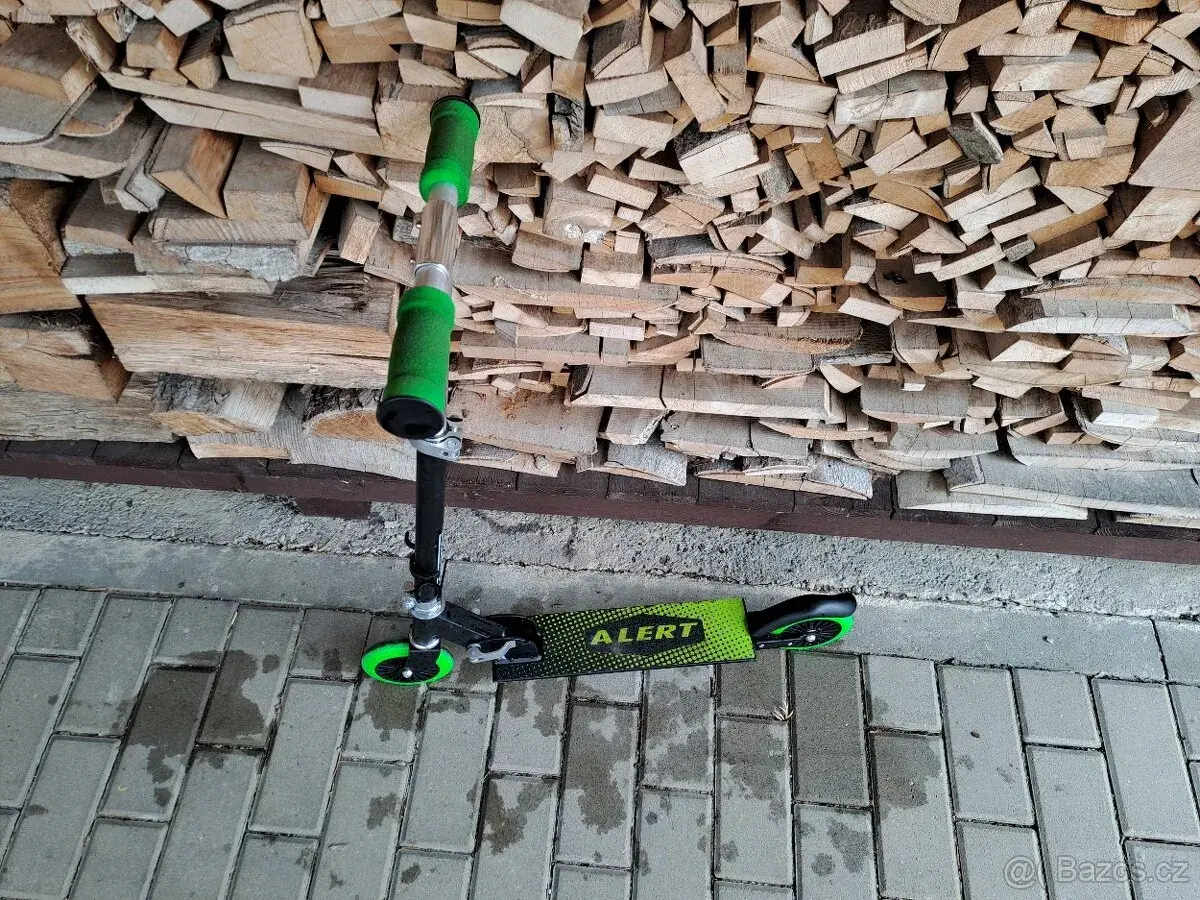 Dětská lehká skládací koloběžka Alert – černá / neonově zele