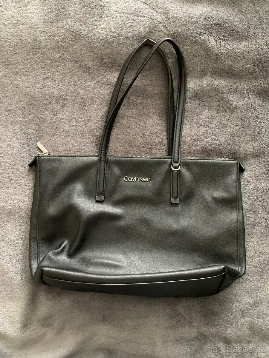 Calvin Klein kabelka – černá