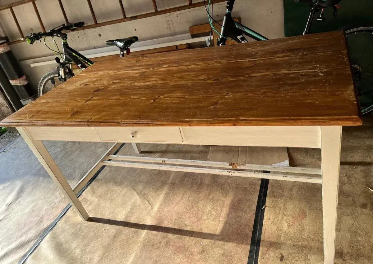 Starý selský stůl z masivu 160 × 90 cm se šuplíkem – vintage
