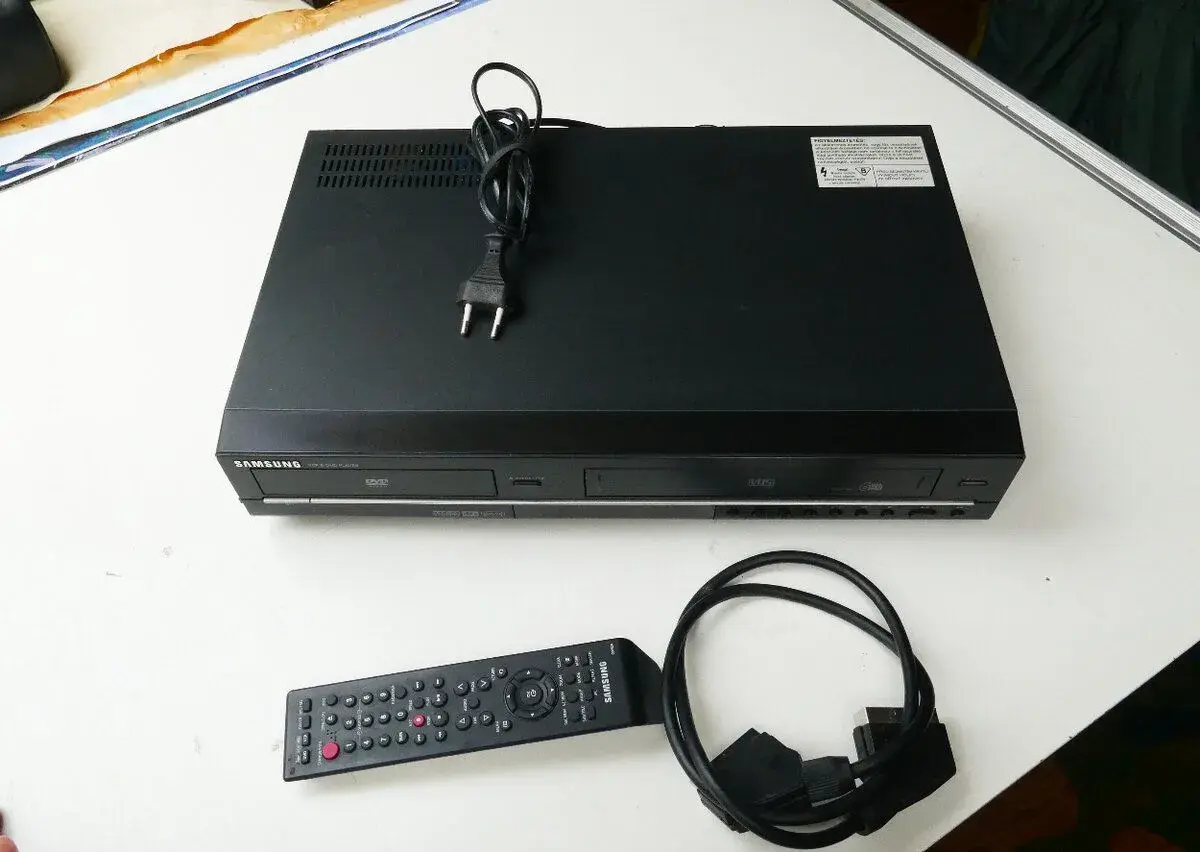 Přehrávač DVD a VHS kazet