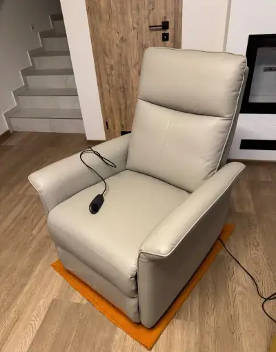 Relxační křeslo s elekrickým polohováním