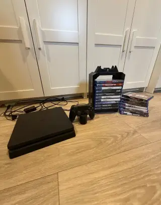 PS4 Slim 500GB, original ovladac, nabij, stan, a 17 her