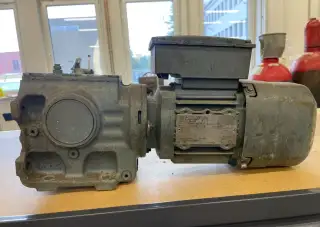 Motor SEW S47 DRS71S4BE1 se šnekovou převodovkou