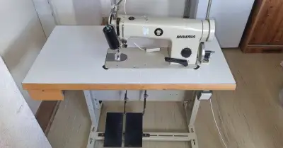 Jednojehlový průmyslový šicí stroj na textil Minerva