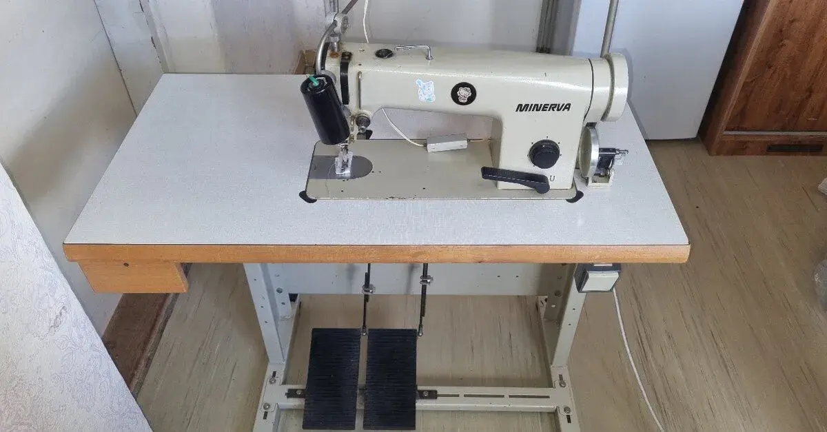 Jednojehlový průmyslový šicí stroj na textil Minerva