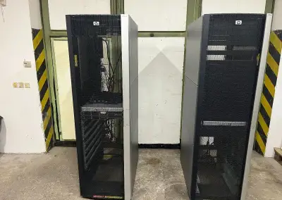 Serverová skříň / Rack HP 42U + KVM HP + Servery HP