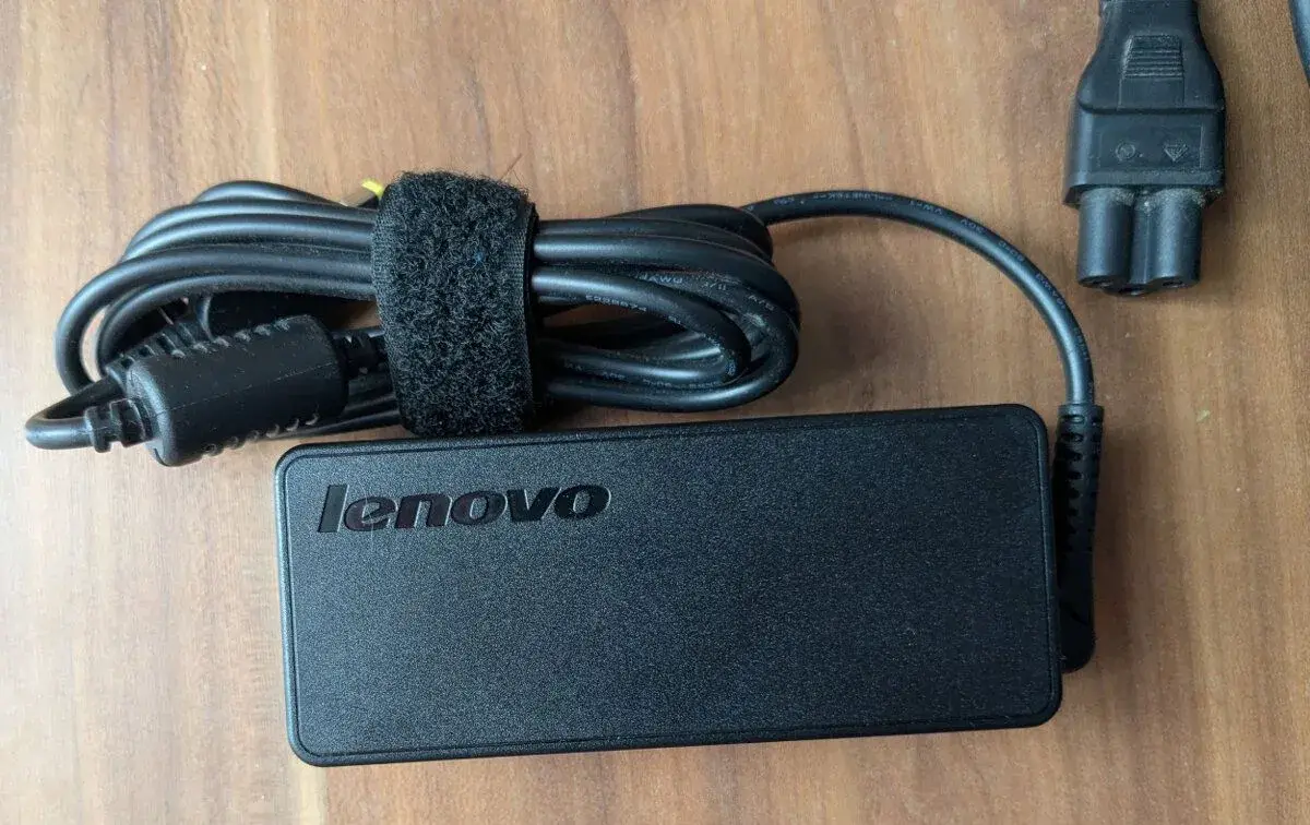 Adaptér LENOVO pro NB nebo monitor