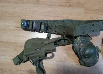 Airsoft výstroj: pouzdro Mil-Tec, opasek, chrániče, čepice